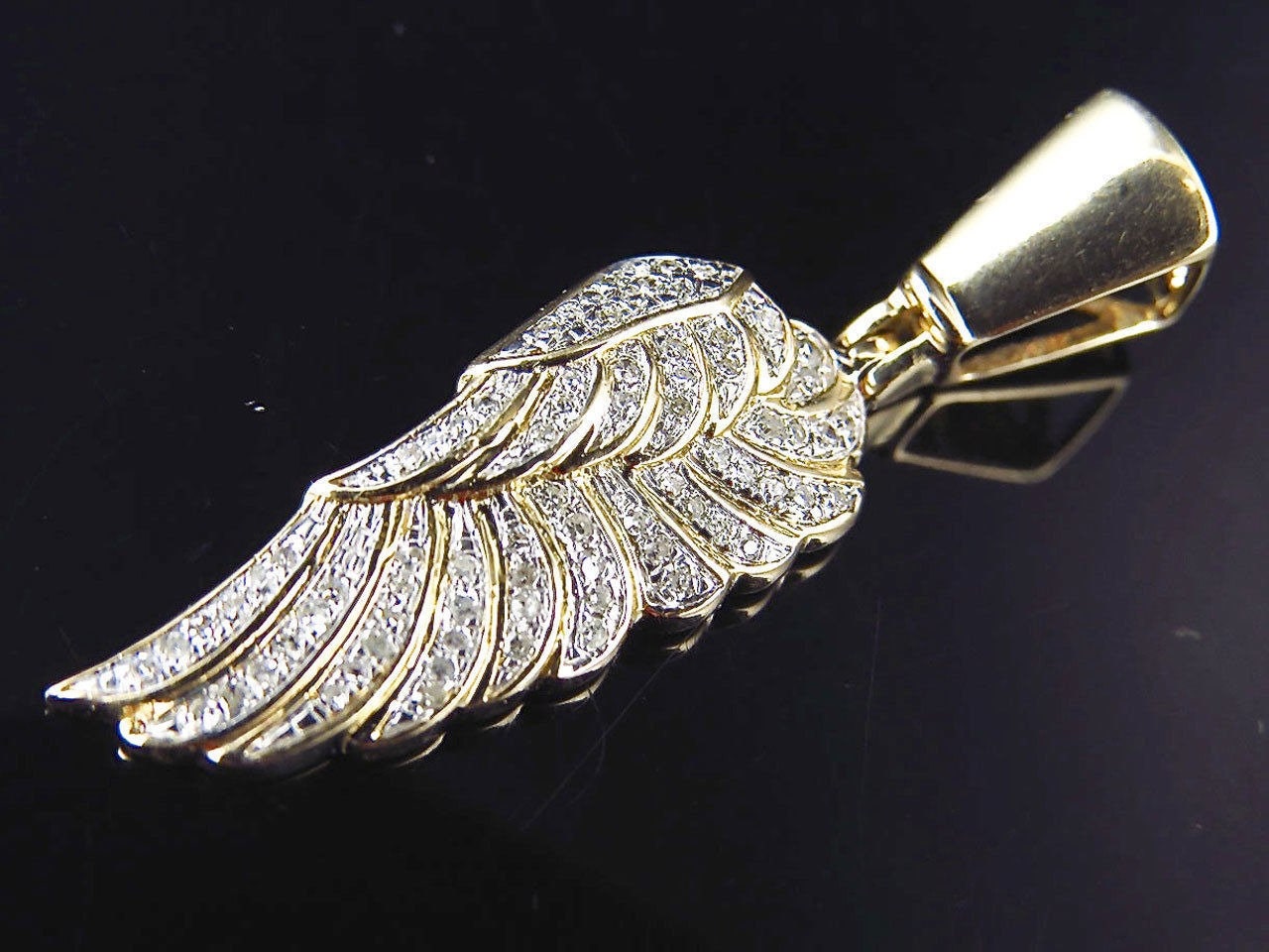 Close-up of 3D cross pendant in 925 sterling silver