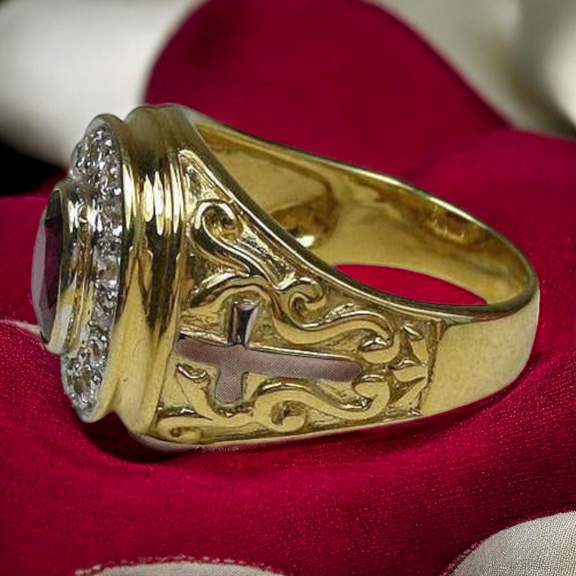 Antique men&#39;s ring featuring CZ ruby crystal, 18kt gold plated silver, circa 1930s