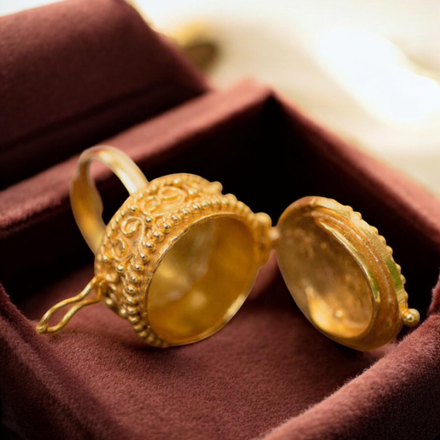 Openable secret box ring in sterling silver, a vintage-style poisoner design for discreet storage.&quot;