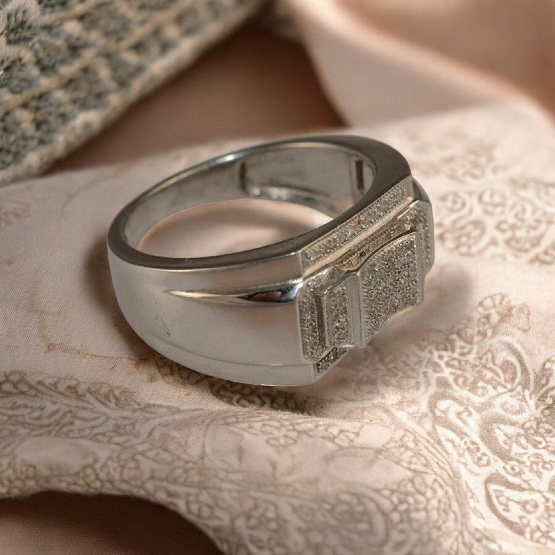 Elegant Simulant Diamond Signet Ring – 925 Silver with White Gold Plating, Stylish Men’s Jewelry.