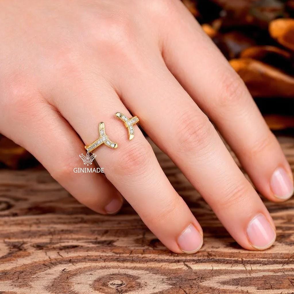 Horseshoe Gold Ring •